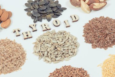 Tiroid bezi için yararlı besleyici yemek. Doğal vitamin ve mineral kaynağı olarak sağlıklı bileşenler. Beyaz arkaplan