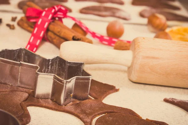 ヴィンテージ写真 クッキーカッター アクセサリー ベーキングと準備のための生地クリスマスのお祝いのクッキーやジンジャーブレッド — ストック写真