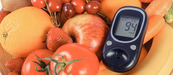 Taze Meyve Sebzelerle Ölçülen Şeker Seviyesinin Sonucu Olarak Glukometre Sağlıklı — Stok fotoğraf