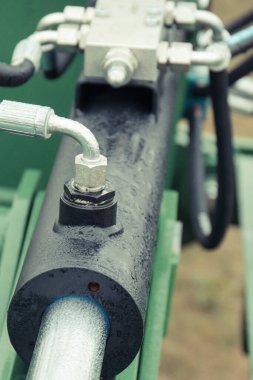 Siyah piston, aktüatör ve pnömatik ya da hidrolik makinedeki diğer mekanizmalar. Teknoloji ve mühendislik