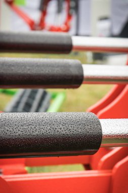 Siyah pistonlar ya da aktivatörler pnömatik ya da hidrolik makinenin bir parçası olarak. Teknoloji ve mühendislik