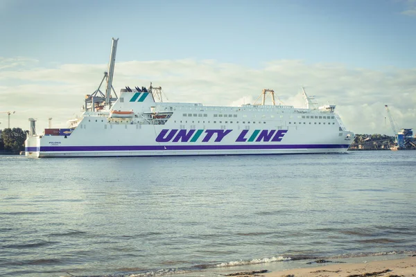 Swinoujscie West Pomeranian ポーランド 2022年7月15日 日の出にUnity Line PoloniaフェリーがSwinoujscieの港に入港します 輸送の乗客と車 — ストック写真