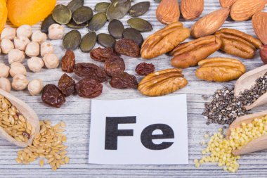 Doğal demir, mineral ve vitamin içeren sağlıklı malzemeler. Anemi ile savaşmak için en iyi yiyecek.