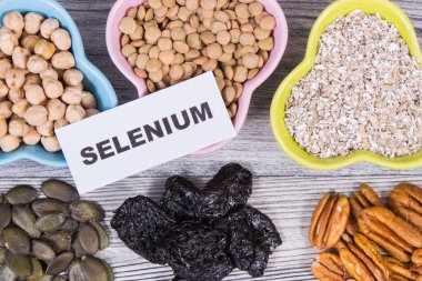 Selenyum, vitamin ve mineral içeren sağlıklı malzemeler. Besleyici yiyecekler.