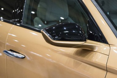 Poznan, Polonya - 08 Nisan 2022: Poznan Motor Fuarı. DS arabasının aynası. Ayrıntı ve aracın parçası