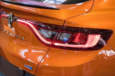 Poznan, Polonya - 08 Nisan 2022: Poznan Motor Fuarı. Turuncu Renault Arkana 'nın arka lambalarına bakın. Ayrıntı ve aracın parçası