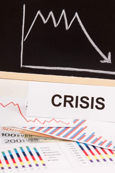 Crise Inscrição Moedas Euro Gráficos Descendentes Representando Crise Financeira Causada — Fotografia de Stock