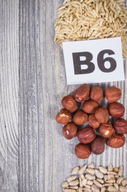 Doğal B6 vitamini ve diğer çeşitli mineraller içeren sağlıklı besleyici gıdalar. Metin veya yazı için boşluk kopyala