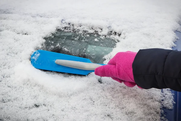 Mano Donna Con Pennello Rimuovere Neve Auto Parabrezza Problemi Invernali — Foto Stock