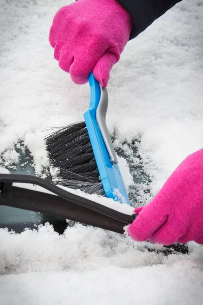 用手刷子 把雪从汽车和挡风玻璃上移开 运输方面的冬季问题 — 图库照片