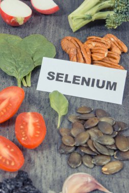 Doğal selenyum, diyet lifleri ve diğer vitaminler ve mineraller içeren sağlıklı besinler