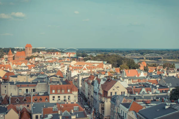 Torun Poland 2022年8月19日 从圣詹姆斯教堂的塔楼 维斯拉河上的桥和托伦市中心的其他古旧或现代建筑上观看 复古照片 — 图库照片