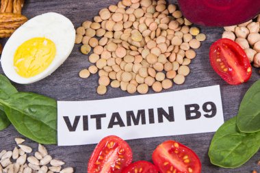 Doğal B9 vitamini ve diğer mineralleri içeren besleyici sağlıklı yiyecekler