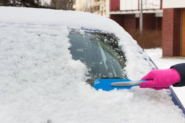 女人的手用刷子把雪从车上和挡风玻璃上移开 运输方面的冬季问题 — 图库照片