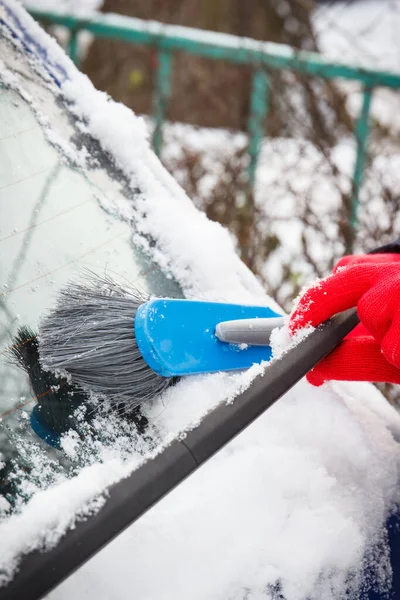 Mão Usando Escova Remover Neve Carro Pára Brisas Problemas Inverno — Fotografia de Stock