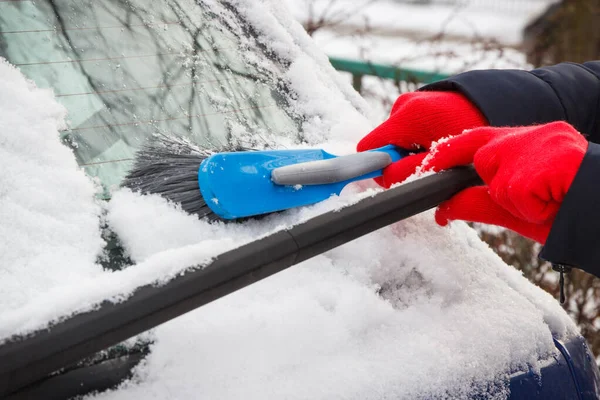 Hand Woman Using Brush Remove Snow Car Windscreen Winter Problems — Stock Photo, Image