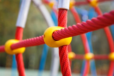 Oyun parkına tırmanmak için kırmızı ip. Çocuklar oyun ve spor