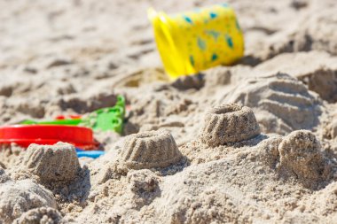 Çocuklar dinlenmek için plastik oyuncaklar ya da yaz kumsalında kumlarda oynamak için. Tatil zamanı.