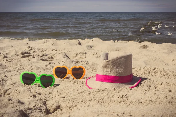 Colorful Sunglasses Straw Hat Sand Beach Sun Protection While Sunbathing — Stock Photo, Image
