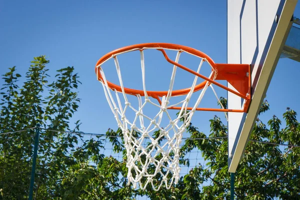 Basketbalové Prkno Obručí Pozadí Oblohy Sportovní Rekreační Čas — Stock fotografie