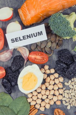 Selenyum, diyet lifleri ve diğer vitaminler ve mineraller içeren besleyici sağlıklı yiyecekler.