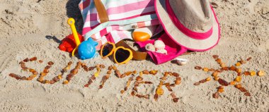 Yazın güneş şeklinde yazlık, güneş banyosu için aksesuarlar ve kumsalda oynamak için çocuk oyuncakları. Seyahat, turizm ve tatil zamanı kavramı