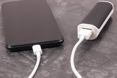 Dış siyah enerji bankası boş akıllı telefon veya cep telefonunu şarj ediyor
