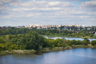Poznan, Polonya - 08 Ağustos 2022: Poznan 'daki Szachty gözlem kulesinden görüldü. Sakin ve huzurlu bir mahallede rahatla.