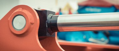 Piston ya da aktüatör kırmızı pnömatik ya da hidrolik makinede. Teknoloji ve mühendislik