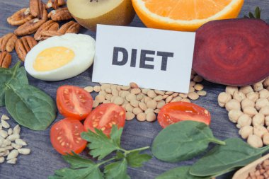 Doğal B9 vitamini, mineraller ve beslenme lifleri içeren ürünler ve malzemeler. Sağlıklı besleyici yiyecekler