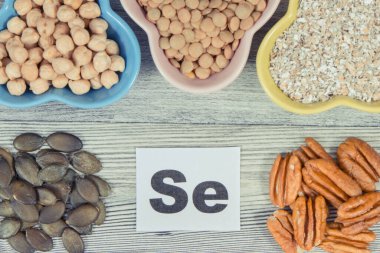 Selenyum, vitamin ve mineral içeren sağlıklı malzemeler. Besleyici yiyecekler.