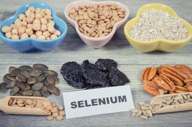 Doğal selenyum ve diğer vitamin ve mineralleri içeren besleyici gıdalar. Sağlıklı beslenme
