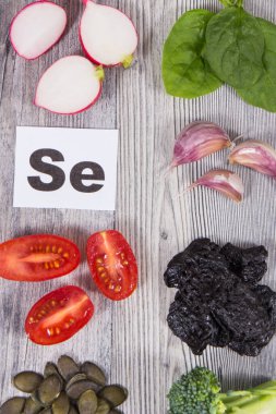 Sağlıklı besin maddeleri ve doğal selenyum ve diğer vitaminler ve mineraller içeren çeşitli malzemeler.