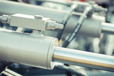 Makinedeki endüstriyel hidrolik ve pnömatik mekanizmanın bir parçası olarak piston ya da aktüatör. Makine ve teknoloji.