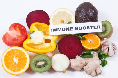 Taze meyve ve sebzeler, doğal sağlıklı vitaminler ve mineraller kaynağı olarak kullanılıyor. Covid-19 salgınlarında bağışıklığı güçlendiriyor. Beyaz arkaplan