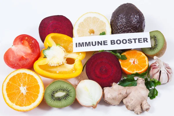 Taze meyve ve sebzeler, doğal sağlıklı vitaminler ve mineraller kaynağı olarak kullanılıyor. Covid-19 salgınlarında bağışıklığı güçlendiriyor. Beyaz arkaplan