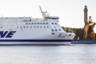 Swinoujscie, Batı Pomeranya - 15 Temmuz 2022: Birlik Hattı Polonya feribotu gün doğumunda Swinoujscie limanına giriş yapıyor. Yolcuları ve arabaları taşı