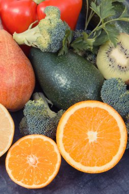 Mineral ve vitamin içeren sebzeler, sağlıklı yaşam tarzları ve beslenme konsepti ile doğal taze olgun meyveler