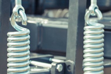 Çelikten yapılmış gümüş bir yay. Büyük endüstriyel ya da tarımsal makinenin bir parçası. Teknoloji