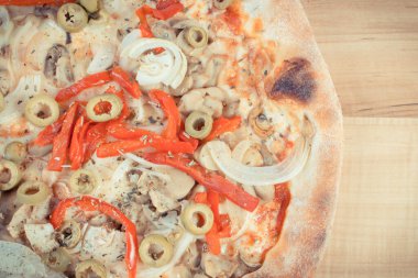 Sebze ve baharatlı taze vejetaryen pizza. İtalyan mutfağı. Fast food