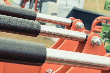 Siyah pistonlar ya da aktivatörler pnömatik ya da hidrolik makinenin bir parçası olarak. Teknoloji ve mühendislik