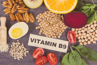 Doğal B9 vitamini, mineraller ve beslenme lifleri içeren ürünler ve malzemeler. Sağlıklı besleyici yiyecekler