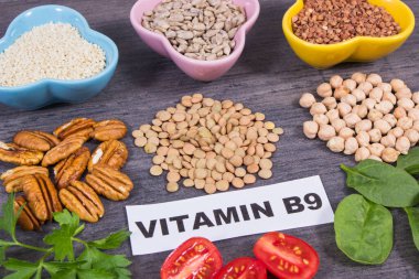 Doğal folik asit, diyet lifleri ve diğer vitaminler ve mineraller içeren besleyici gıdalar. Sağlıklı beslenme