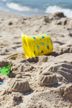 Kumdan ve çocuk oyuncaklarından yapılmış farklı şekiller. Rahatlamak ya da yaz kumsalında oynamak için. Yaz, tatil ve çocuk gelişimi