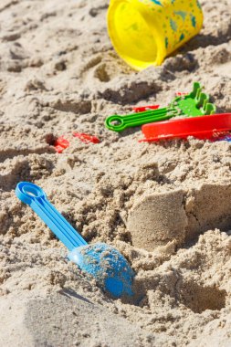 Çocuklar dinlenmek için plastik oyuncaklar ya da yaz kumsalında kumlarda oynamak için. Tatil zamanı.