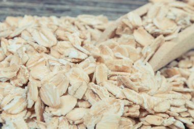 Bir yığın sağlıklı çavdar gevreği ya da yulaf kepeği kaynak beslenme lifleri ve doğal mineraller. Besleyici yiyecekler.