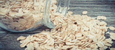 Bir yığın çavdar gevreği ya da içinde beslenme lifleri ve doğal mineraller bulunan yulaf kepeği. Besleyici yiyecekler.