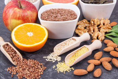 Meyveler, sebzeler ve malzemeler sağlıklı tiroid için en iyi yiyecekler. Vitamin ve mineral içeren doğal yiyecekler.