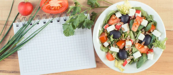 Frissen Elkészített Görög Saláta Feta Sajttal Jegyzettömbbel Egészséges Táplálkozás — Stock Fotó