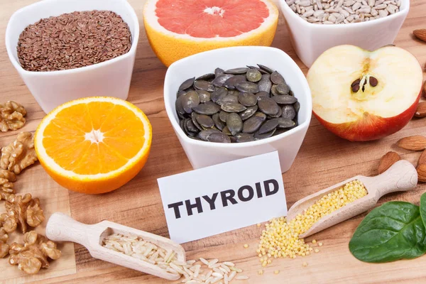 Ürünler Malzemeler Sağlıklı Doğal Vitaminler Mineraller Olarak Tiroid Bezi Konsepti — Stok fotoğraf